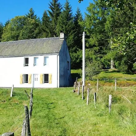 Hébergement de vacances Maison De 4 Avec Vue Sur Le Et Terrasse Amenagee A Genes Champespe Saint-Genès-Champespe